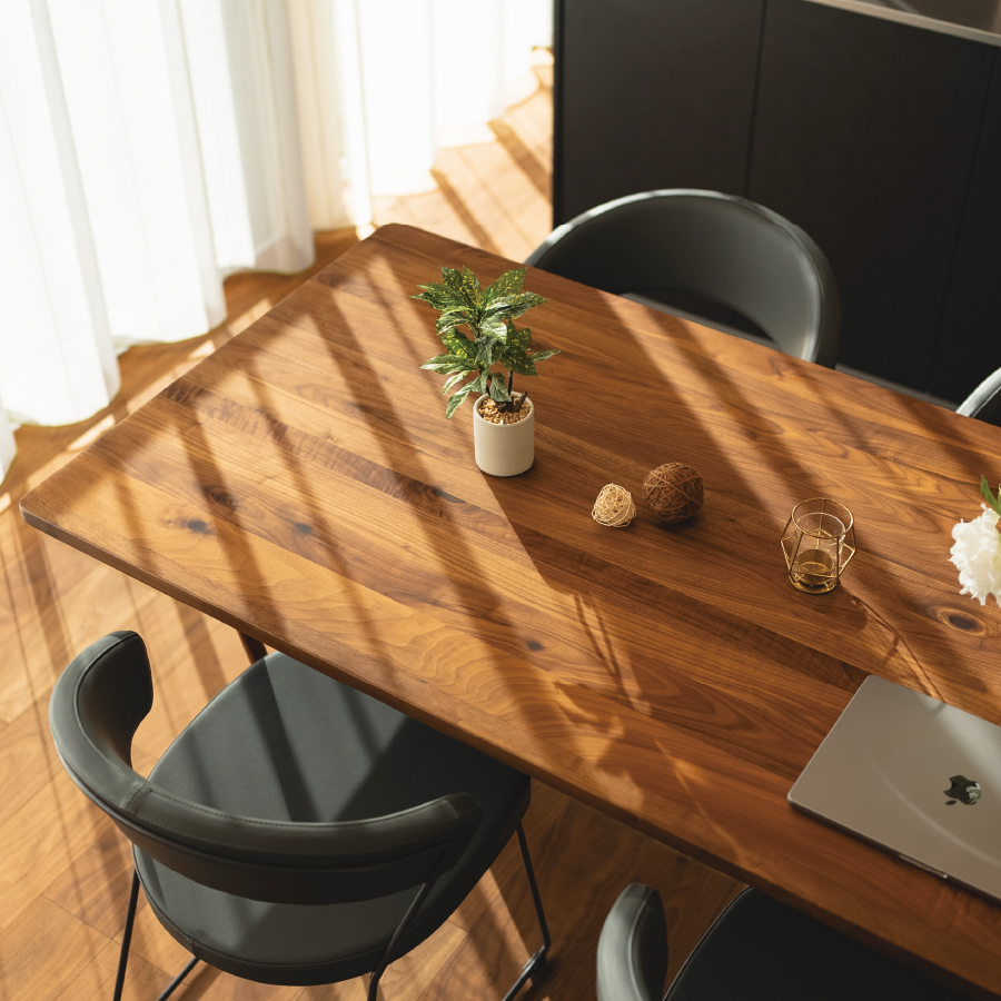 ASTEHOMEの日差しが差す窓際のテーブル