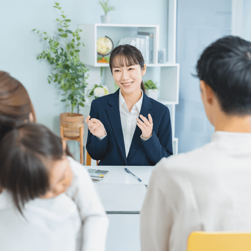 家づくりの相談に応えるスタッフ