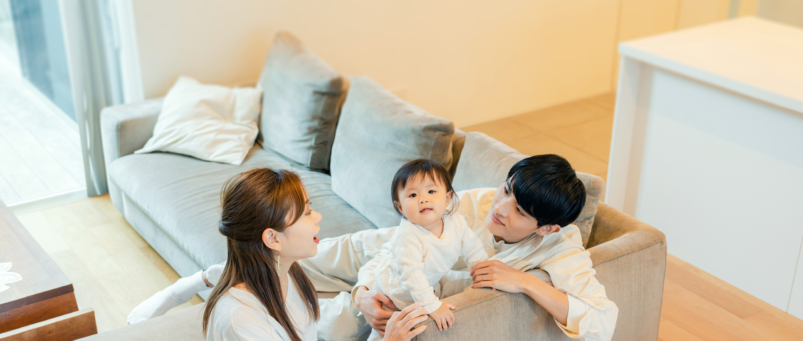 ASTEHOMEの家で遊ぶ親子