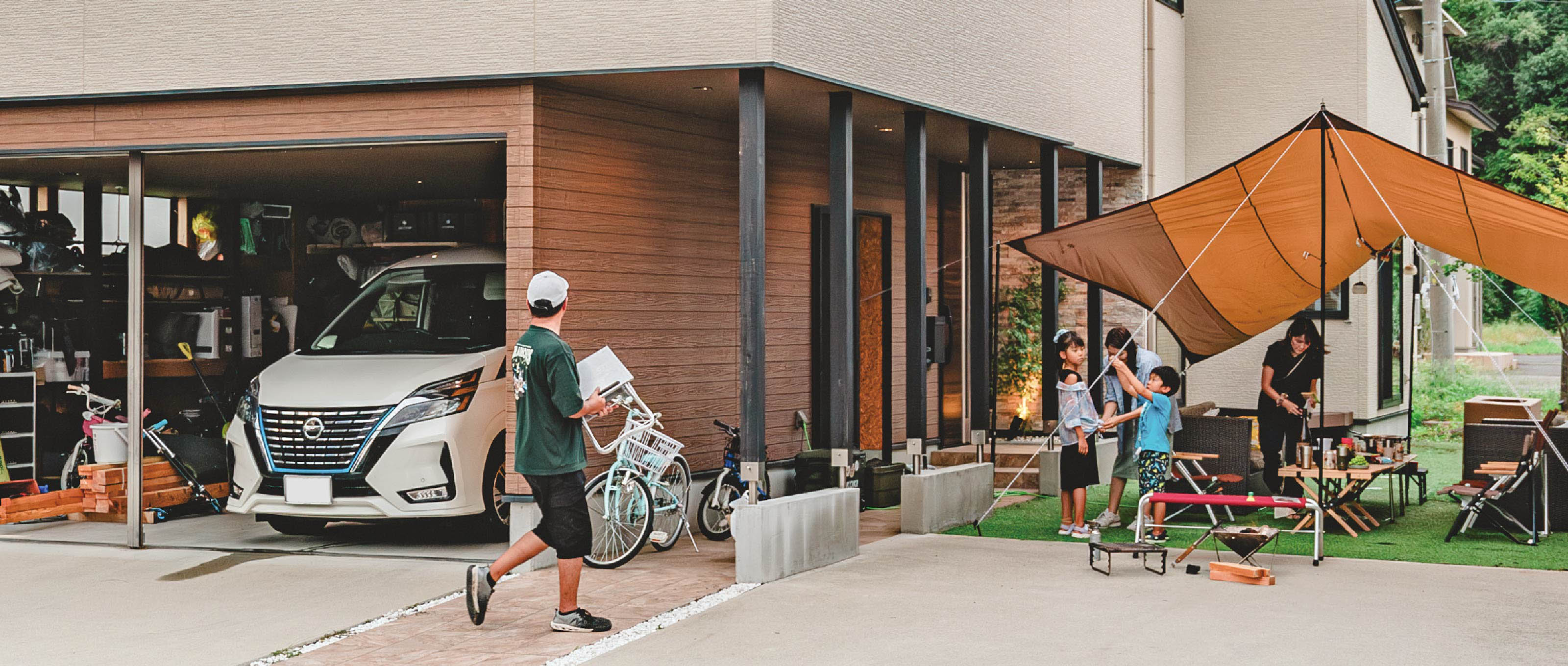 ASTEHOMEの家でバーベキューの準備をする親子