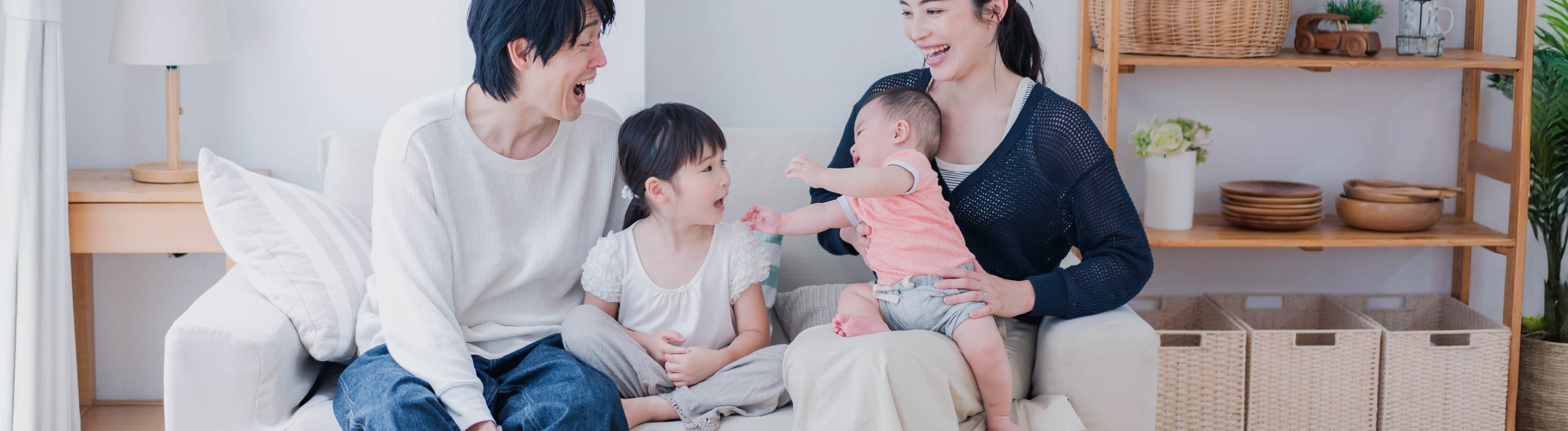 ASTEHOMEの家でくつろぐ親子