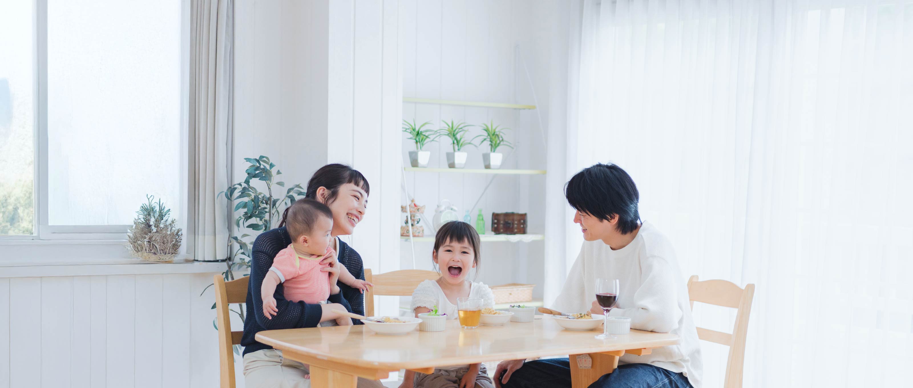 ASTEHOMEの家で食事を楽しむ親子